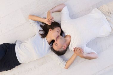 güzel çift yerde yatarken