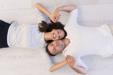 güzel çift yerde yatarken