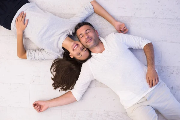 Bonito casal deitado no chão — Fotografia de Stock