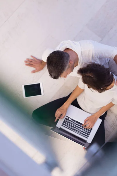 Casal usando tablet e computadores portáteis vista superior — Fotografia de Stock