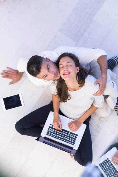 Pareja usando tabletas y computadoras portátiles vista superior — Foto de Stock