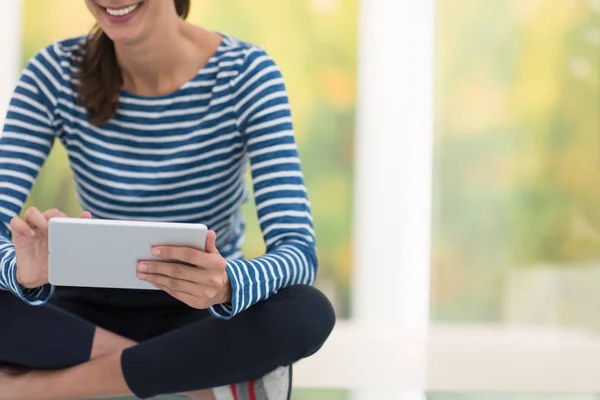 Giovane donna che utilizza tablet computer — Foto Stock