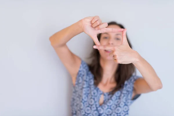 Mujer mostrando enmarcando gesto de mano — Foto de Stock