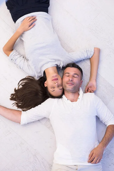床の上に横たわる似合いカップル — ストック写真