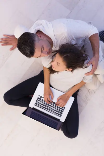 Pareja usando tabletas y computadoras portátiles vista superior —  Fotos de Stock