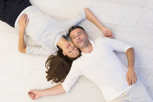 Bonito casal deitado no chão — Fotografia de Stock