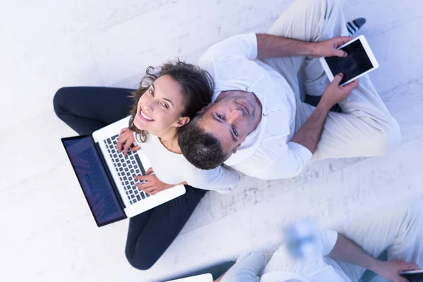 Pareja usando tabletas y computadoras portátiles vista superior —  Fotos de Stock