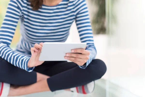 Mujer joven usando tableta —  Fotos de Stock