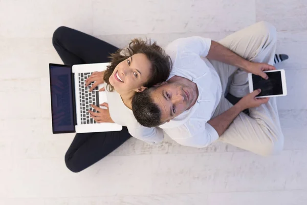 Pareja usando tabletas y computadoras portátiles vista superior — Foto de Stock