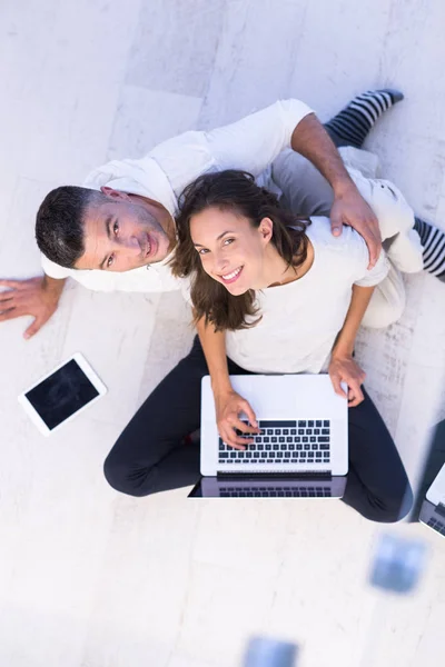 Par som använder Tablet PC och bärbara datorer ovanifrån — Stockfoto