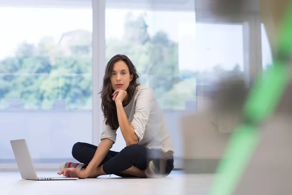 Jonge vrouw met behulp van tablet computer — Stockfoto