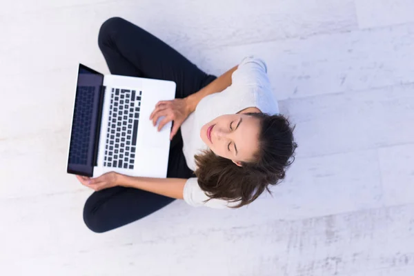 Woman using laptop computer on the floor top view — Stock Photo, Image
