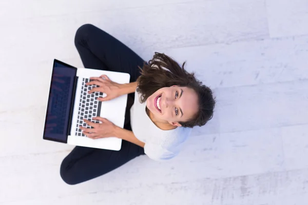 Mulher usando computador portátil no chão vista superior — Fotografia de Stock