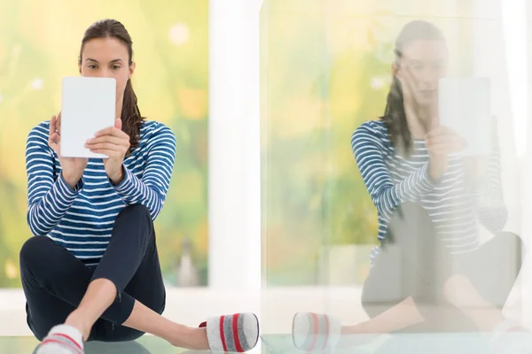 Young woman using tablet computer — Stock Photo, Image