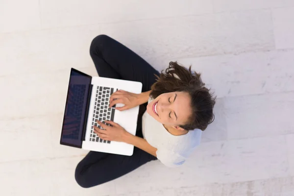 Mulher usando computador portátil no chão vista superior — Fotografia de Stock