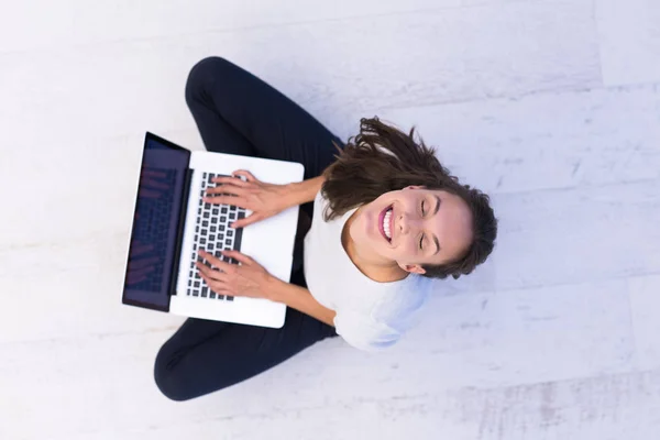 Vrouw met behulp van laptopcomputer op het bovenaanzicht van de vloer — Stockfoto