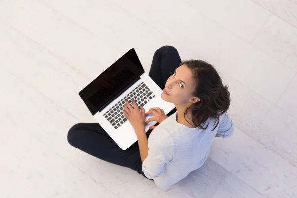 Mujer usando ordenador portátil en la vista superior del piso —  Fotos de Stock