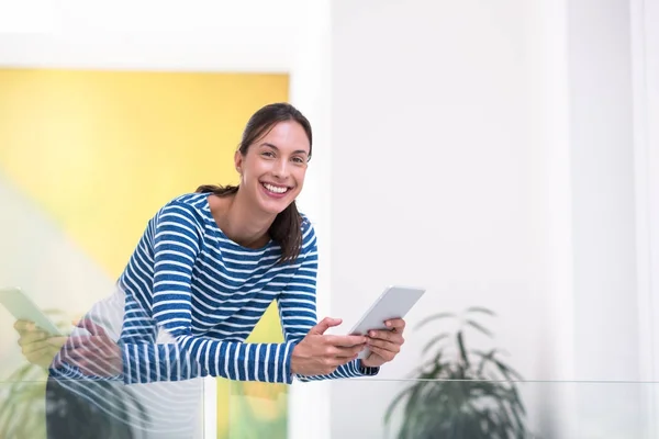 Jonge vrouw aan huis websurfing — Stockfoto