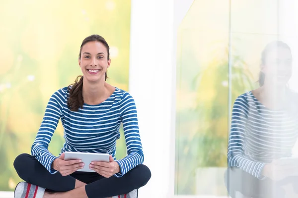 Tablet bilgisayar kullanan genç bir kadın 