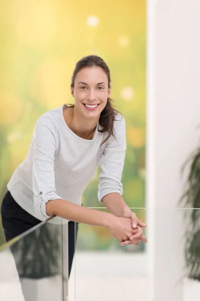 Retrato de uma jovem mulher bonita em casa — Fotografia de Stock