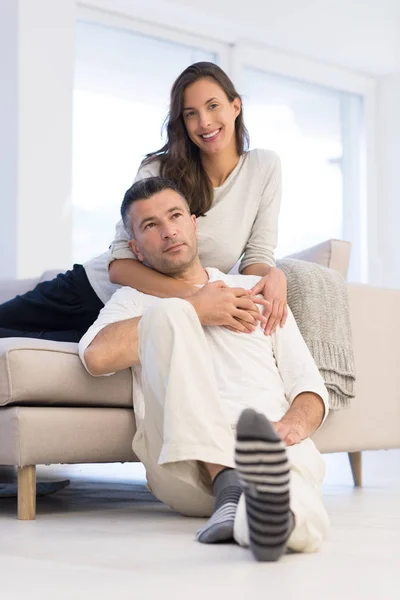 Par kramas i sitt nya hem — Stockfoto
