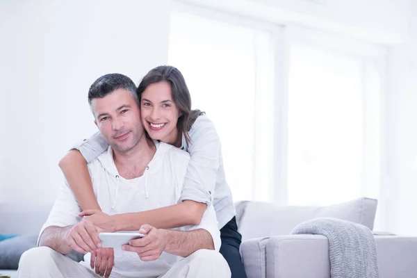 Casal feliz usando telefone celular em casa — Fotografia de Stock