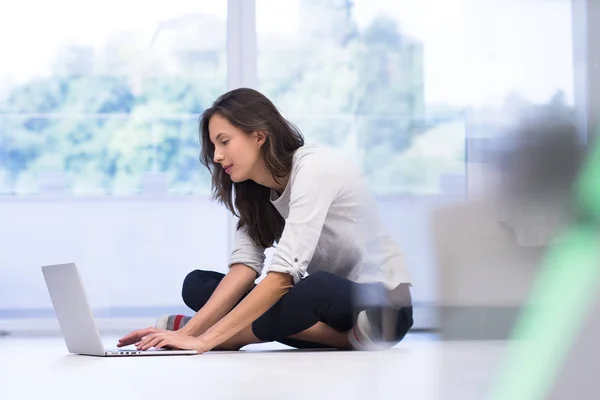 Jonge vrouw met behulp van tablet computer — Stockfoto