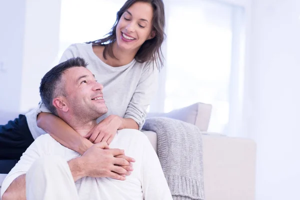 Casal abraçando em sua nova casa — Fotografia de Stock