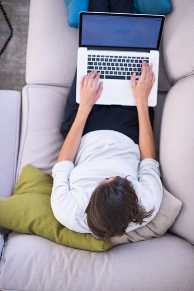 Jovem mulher usando laptop em casa vista superior — Fotografia de Stock