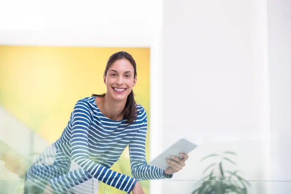 Jonge vrouw aan huis websurfing — Stockfoto