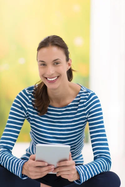 Jonge vrouw met behulp van tablet computer — Stockfoto