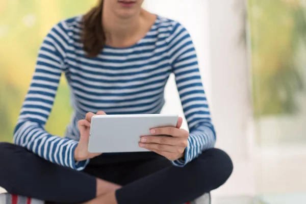 Junge Frau nutzt Tablet-Computer — Stockfoto