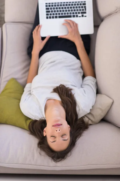 Jonge vrouw met behulp van laptop aan huis bovenaanzicht — Stockfoto