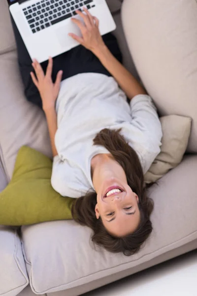 Jonge vrouw met behulp van laptop aan huis bovenaanzicht — Stockfoto