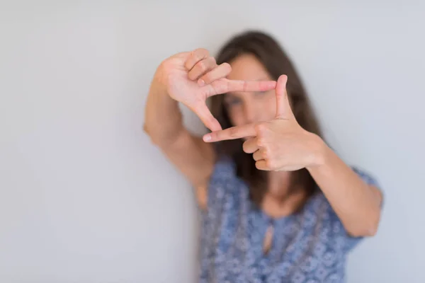 Γυναίκα που δείχνει την διαμόρφωση χειρονομία — Φωτογραφία Αρχείου