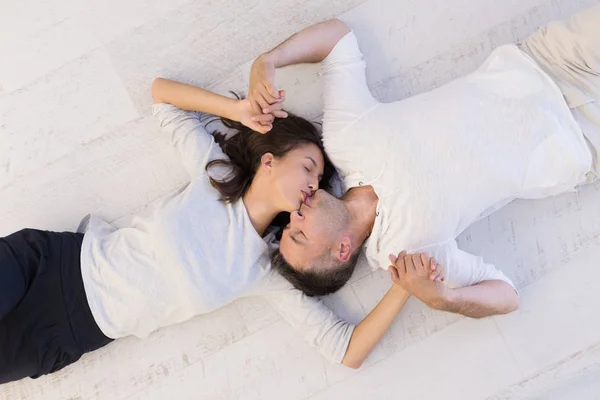 Bonito casal deitado no chão — Fotografia de Stock