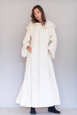 Beyaz önlük beyaz arka plan üzerinde izole kukuleta ile kadında