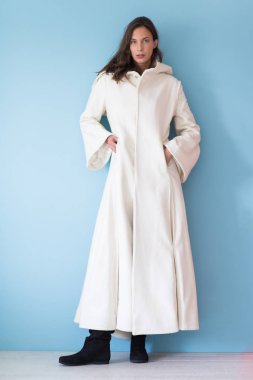 Beyaz önlük üzerinde mavi arka plan izole kukuleta ile kadında