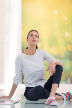 Tablet bilgisayar kullanan genç bir kadın 