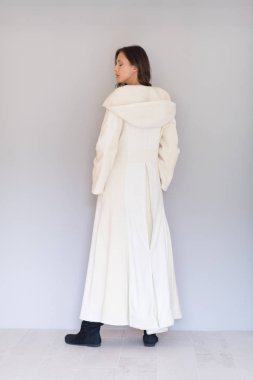 Beyaz önlük beyaz arka plan üzerinde izole kukuleta ile kadında