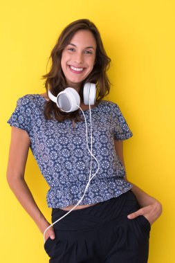 Kadın sarı bir izole kulaklık ile