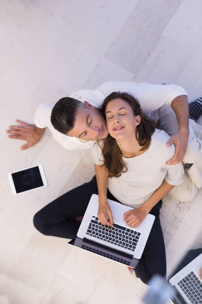 Pareja usando tabletas y computadoras portátiles vista superior — Foto de Stock