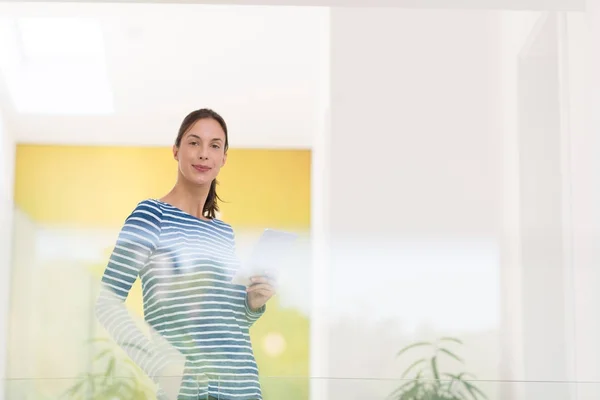 Mujer joven en casa websurf — Foto de Stock