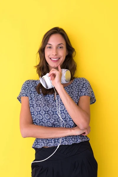 Γυναίκα με τα ακουστικά που απομονώνονται σε ένα κίτρινο — Φωτογραφία Αρχείου