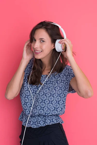 Жінка з навушниками ізольована на червоному — стокове фото