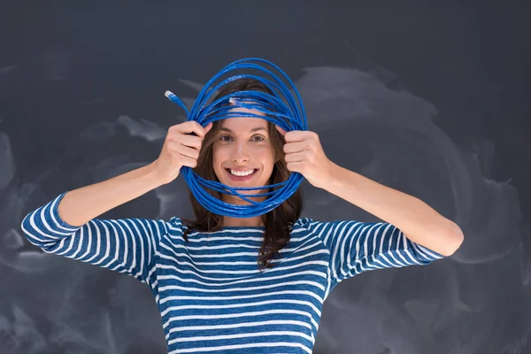 Mujer sosteniendo un cable de Internet delante de la pizarra de dibujo —  Fotos de Stock