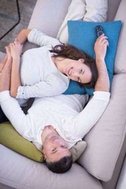 Üstten Görünüm televizyon izlerken koltukta genç Çift