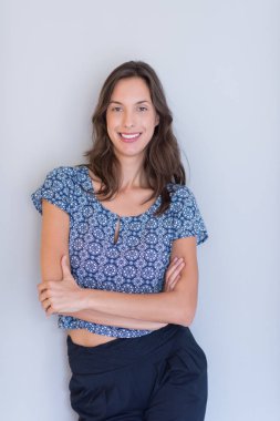 Beyaz arka planda izole edilmiş genç bir kadın