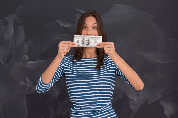Жінка тримає банкноту перед крейдяною дошкою — стокове фото