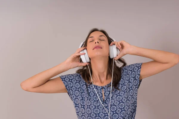 Kulaklıklı genç bir kadın. 